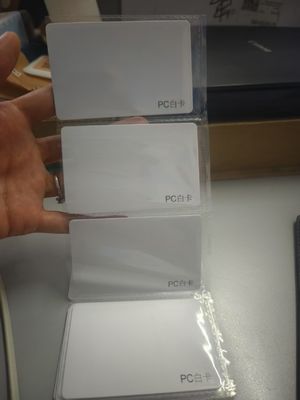 表面に両側から粘着料を塗らない湿度防止型ラミネートポリカーボネートシート