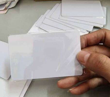 白いインクジェットプリント可能なPVCシート プラスチックカードの生産 ◎ICID NFCカード素材 高度な透明度 摩擦耐性 工場直送