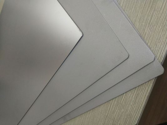 ポリ塩化ビニール カード材料の薄板になることのためのわずかな無光沢の薄板にされた鋼板0.3um表面の粗さ