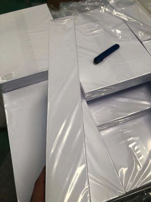 カード生産のためのオフセットの印刷できるプラスチック中心シート0.32mm